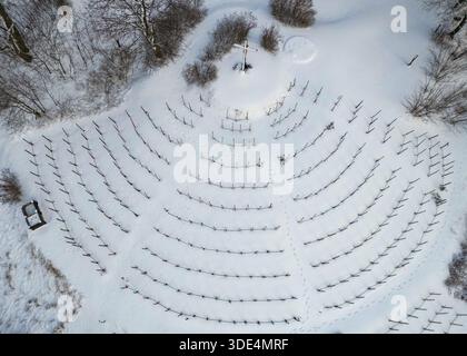 Neuzelle, Germania. 3 gennaio 2026. Il vigneto del Monastero di Neuzelle è coperto di neve (vista aerea effettuata con un drone). Il monastero di Neuzelle, a circa dieci chilometri a sud di Eisenhüttenstadt, è l'unico monastero cistercense completamente conservato nel Brandeburgo, compresi i terreni esterni, e uno dei pochi complessi monastici non distrutti in Germania e in Europa. Crediti: Patrick Pleul/dpa/Alamy Live News Foto Stock