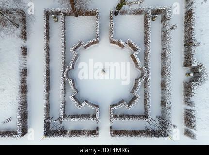 Neuzelle, Germania. 3 gennaio 2026. Il giardino del monastero di Neuzelle è coperto di neve (vista aerea con un drone). Il monastero di Neuzelle, a circa dieci chilometri a sud di Eisenhüttenstadt, è l'unico monastero cistercense completamente conservato nel Brandeburgo, compresi i terreni, e uno dei pochi complessi monastici non distrutti in Germania e in Europa. Crediti: Patrick Pleul/dpa/Alamy Live News Foto Stock