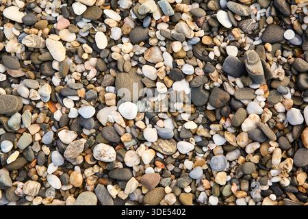 Ciottoli colorati su una spiaggia Foto Stock