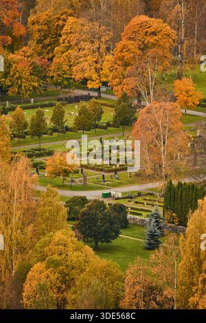 Autumn colours surround the graveyard outside the Gustav Adolf church in Sundsvall, Sweden Foto Stock
