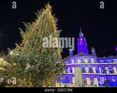 Glasgow City Chambers e Christmas Tree presso George Square a Glasgow, Scozia Foto Stock