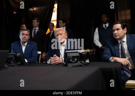 Il presidente Donald Trump guida un briefing del centro di comando durante l'operazione Absolute Resolve, la campagna militare statunitense del 3 gennaio 2026 che ha come obiettivo il regime di Nicolás Maduro in Venezuela. Seduto a un tavolo con apparecchiature di comunicazione sicure, Trump è affiancato da alti funzionari, tra cui il Segretario di Stato degli Stati Uniti Marco Rubio, mentre monitorano gli sviluppi in tempo reale da Caracas, dove erano in corso attacchi aerei coordinati e operazioni speciali. Per gentile concessione della Casa Bianca. Foto Stock