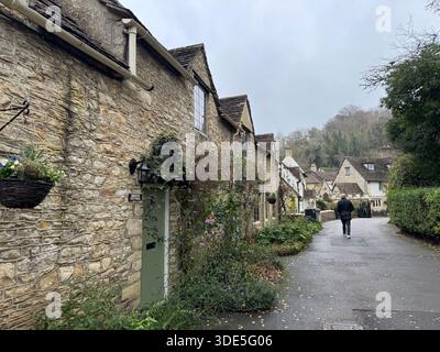 Strada pittoresca nel villaggio di Castle Combe, Wiltshire, Inghilterra, con case in pietra storiche. Foto Stock