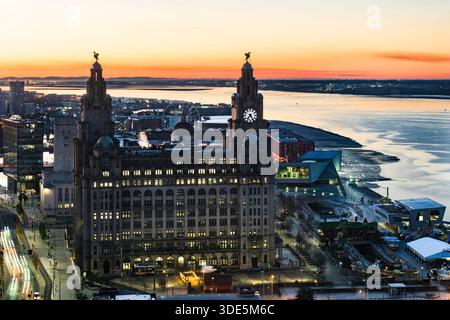 Vista aerea del Royal Liver Building a Liverpool a Dawn, Inghilterra, Regno Unito Foto Stock