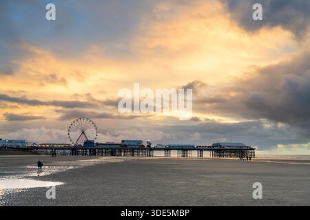 Il molo centrale di Blackpool a Dusk, Inghilterra, Regno Unito Foto Stock
