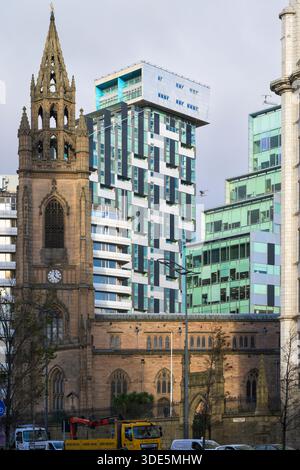 La chiesa parrocchiale di Liverpool, Our Lady & St Nicholas, circondata da edifici moderni, Liverpool, Inghilterra, Regno Unito Foto Stock