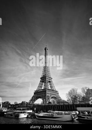 Scena in bianco e nero con vista da una gita in barca lungo la Senna fino alla mozzafiato Torre Eiffel. L'iconico punto di riferimento parigino come Glob Foto Stock