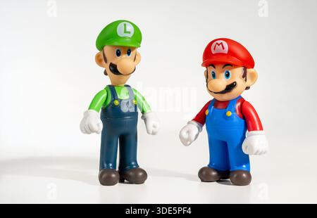 Due statuette dei famosi personaggi di Nintendo Super Mario Bros su sfondo bianco Foto Stock