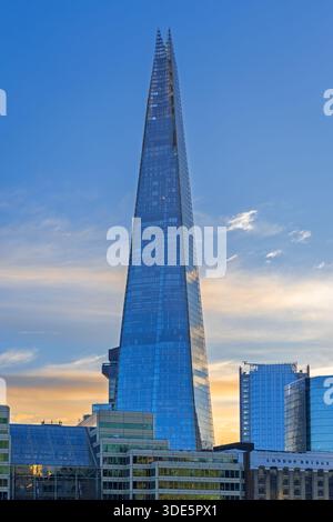 The Shard, grattacielo a forma di piramide rivestito di vetro e edificio più alto del Regno Unito al tramonto a Southwark, capitale Londra, Inghilterra, Regno Unito Foto Stock