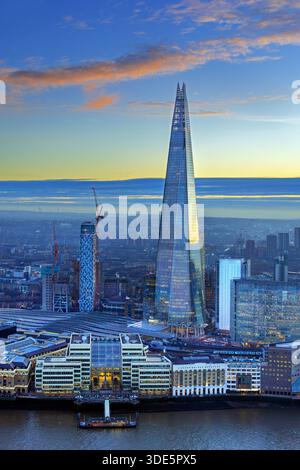 The Shard, grattacielo a forma di piramide e London Bridge Station lungo il Tamigi a Southwark al tramonto nella capitale Londra, Inghilterra, Regno Unito Foto Stock
