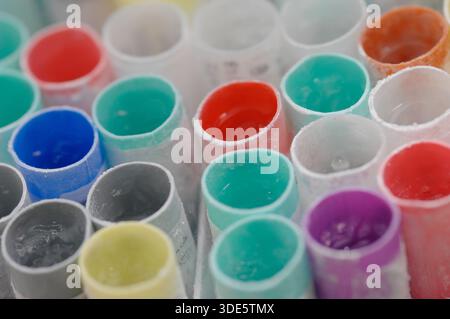 Spermatozoi ed embrioni congelati da utilizzare nella fecondazione in vitro Foto Stock