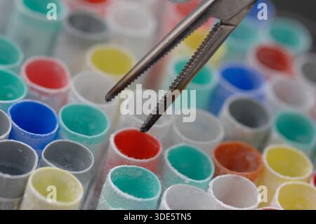 Spermatozoi ed embrioni congelati da utilizzare nella fecondazione in vitro Foto Stock