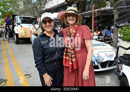 4 gennaio 2026, Coconut Grove, Florida, USA: Sindaco della contea di Miami-Dade, Daniella Levine Cava, Left, e sindaco della città di Miami, Eileen Higgins. I partecipanti marciano durante la 42a parata annuale di King Mango Strut. La sfilata satirica celebra lo strano, meraviglioso e selvaggiamente inaspettato attraverso costumi, musica e spettacoli guidati dalla comunità, a Coconut Grove, Florida, il 4 gennaio 2026. (Credit Image: © Michele Eve Sandberg/ZUMA Press Wire) SOLO PER USO EDITORIALE! Non per USO commerciale! Foto Stock