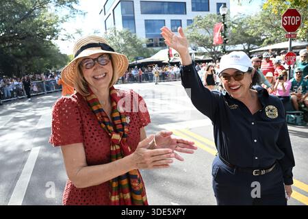 4 gennaio 2026, Coconut Grove, Florida, Stati Uniti: Sindaco di Miami, Eileen Higgins, a sinistra, e sindaco di Miami-Dade County, Daniella Levine Cava. I partecipanti marciano durante la 42a parata annuale di King Mango Strut. La sfilata satirica celebra lo strano, meraviglioso e selvaggiamente inaspettato attraverso costumi, musica e spettacoli guidati dalla comunità, a Coconut Grove, Florida, il 4 gennaio 2026. (Credit Image: © Michele Eve Sandberg/ZUMA Press Wire) SOLO PER USO EDITORIALE! Non per USO commerciale! Foto Stock