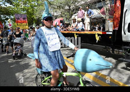 4 gennaio 2026, Coconut Grove, Florida, USA: Costume Dolphin at Miami Seaquarium. I partecipanti marciano durante la 42a parata annuale di King Mango Strut. La sfilata satirica celebra lo strano, meraviglioso e selvaggiamente inaspettato attraverso costumi, musica e spettacoli guidati dalla comunità, a Coconut Grove, Florida, il 4 gennaio 2026. (Credit Image: © Michele Eve Sandberg/ZUMA Press Wire) SOLO PER USO EDITORIALE! Non per USO commerciale! Foto Stock