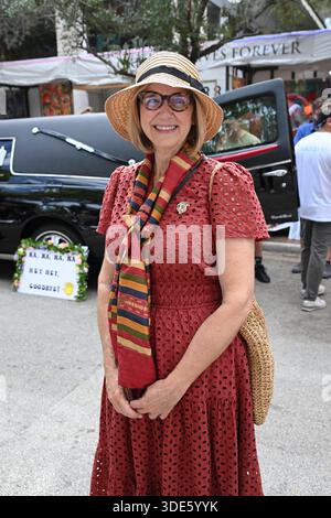 4 gennaio 2026, Coconut Grove, Florida, USA: Sindaco di Miami Eileen Higgins. I partecipanti marciano durante la 42a parata annuale di King Mango Strut. La sfilata satirica celebra lo strano, meraviglioso e selvaggiamente inaspettato attraverso costumi, musica e spettacoli guidati dalla comunità, a Coconut Grove, Florida, il 4 gennaio 2026. (Credit Image: © Michele Eve Sandberg/ZUMA Press Wire) SOLO PER USO EDITORIALE! Non per USO commerciale! Foto Stock