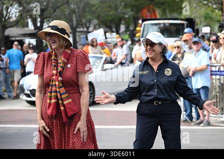 4 gennaio 2026, Coconut Grove, Florida, Stati Uniti: Sindaco di Miami, Eileen Higgins, a sinistra, e sindaco di Miami-Dade County, Daniella Levine Cava. I partecipanti marciano durante la 42a parata annuale di King Mango Strut. La sfilata satirica celebra lo strano, meraviglioso e selvaggiamente inaspettato attraverso costumi, musica e spettacoli guidati dalla comunità, a Coconut Grove, Florida, il 4 gennaio 2026. (Credit Image: © Michele Eve Sandberg/ZUMA Press Wire) SOLO PER USO EDITORIALE! Non per USO commerciale! Foto Stock