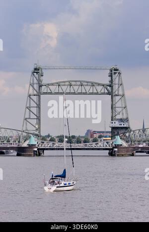 De Hef ("l'ascensore"), ufficialmente Koningshaven Bridge, un ponte verticale dismesso sul canale di Koningshaven a Rotterdam, Paesi Bassi. Foto Stock