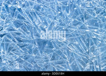 Trame di cristalli di ghiaccio blu naturale congelati primo piano, vista dall'alto, foto macro Foto Stock