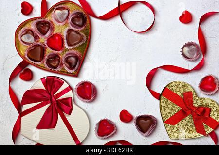 Scatole di cioccolato a forma di cuore di San Valentino con nastri rossi Foto Stock