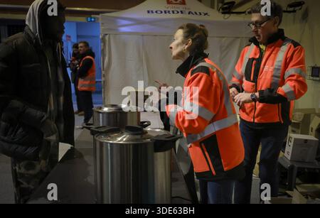 Bordeaux, Francia. 5 gennaio 2026. © PHOTOPQR/sud OUEST/Laurent Theillet/Sud Ouest ; Bordeaux ; 05/01/2026 ; Centre d'accueil d'urgence Grand froid au gymnase Grand parc. Bordeaux le 5 gennaio 2026. Foto Laurent Theillet/Sud Ouest Bordeaux, Francia, 5 gennaio 2026 Rifugio invernale per senzatetto crediti: MAXPPP/Alamy Live News Foto Stock