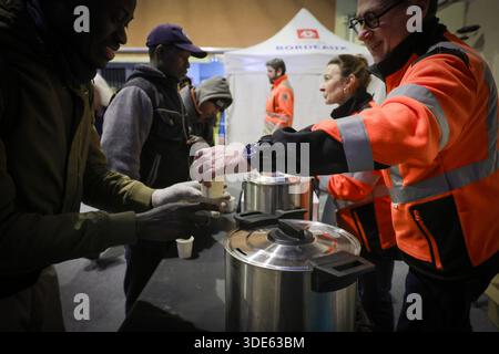 Bordeaux, Francia. 5 gennaio 2026. © PHOTOPQR/sud OUEST/Laurent Theillet/Sud Ouest ; Bordeaux ; 05/01/2026 ; Centre d'accueil d'urgence Grand froid au gymnase Grand parc. Bordeaux le 5 gennaio 2026. Foto Laurent Theillet/Sud Ouest Bordeaux, Francia, 5 gennaio 2026 Rifugio invernale per senzatetto crediti: MAXPPP/Alamy Live News Foto Stock