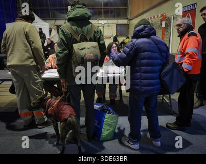 Bordeaux, Francia. 5 gennaio 2026. © PHOTOPQR/sud OUEST/Laurent Theillet/Sud Ouest ; Bordeaux ; 05/01/2026 ; Centre d'accueil d'urgence Grand froid au gymnase Grand parc. Bordeaux le 5 gennaio 2026. Foto Laurent Theillet/Sud Ouest Bordeaux, Francia, 5 gennaio 2026 Rifugio invernale per senzatetto crediti: MAXPPP/Alamy Live News Foto Stock