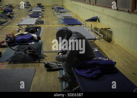 Bordeaux, Francia. 5 gennaio 2026. © PHOTOPQR/sud OUEST/Laurent Theillet/Sud Ouest ; Bordeaux ; 05/01/2026 ; Centre d'accueil d'urgence Grand froid au gymnase Grand parc. Bordeaux le 5 gennaio 2026. Foto Laurent Theillet/Sud Ouest Bordeaux, Francia, 5 gennaio 2026 Rifugio invernale per senzatetto crediti: MAXPPP/Alamy Live News Foto Stock