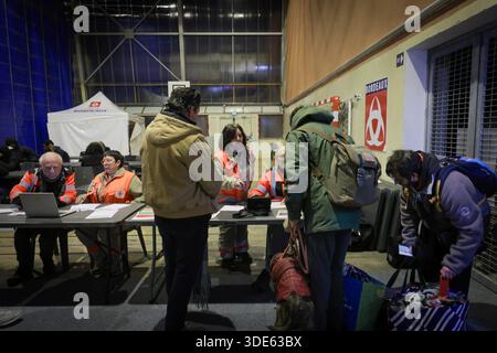 Bordeaux, Francia. 5 gennaio 2026. © PHOTOPQR/sud OUEST/Laurent Theillet/Sud Ouest ; Bordeaux ; 05/01/2026 ; Centre d'accueil d'urgence Grand froid au gymnase Grand parc. Bordeaux le 5 gennaio 2026. Foto Laurent Theillet/Sud Ouest Bordeaux, Francia, 5 gennaio 2026 Rifugio invernale per senzatetto crediti: MAXPPP/Alamy Live News Foto Stock