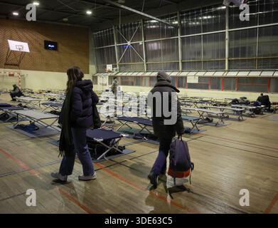 Bordeaux, Francia. 5 gennaio 2026. © PHOTOPQR/sud OUEST/Laurent Theillet/Sud Ouest ; Bordeaux ; 05/01/2026 ; Centre d'accueil d'urgence Grand froid au gymnase Grand parc. Bordeaux le 5 gennaio 2026. Foto Laurent Theillet/Sud Ouest Bordeaux, Francia, 5 gennaio 2026 Rifugio invernale per senzatetto crediti: MAXPPP/Alamy Live News Foto Stock