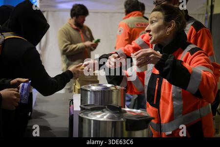 Bordeaux, Francia. 5 gennaio 2026. © PHOTOPQR/sud OUEST/Laurent Theillet/Sud Ouest ; Bordeaux ; 05/01/2026 ; Centre d'accueil d'urgence Grand froid au gymnase Grand parc. Bordeaux le 5 gennaio 2026. Foto Laurent Theillet/Sud Ouest Bordeaux, Francia, 5 gennaio 2026 Rifugio invernale per senzatetto crediti: MAXPPP/Alamy Live News Foto Stock