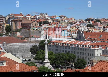 Primo piano della colonna di Piazza Rossio e del colorato paesaggio urbano di Lisbona Foto Stock