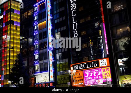 Tokyo, Giappone - 31 luglio 2025: Locali notturni di Shinjuku Foto Stock