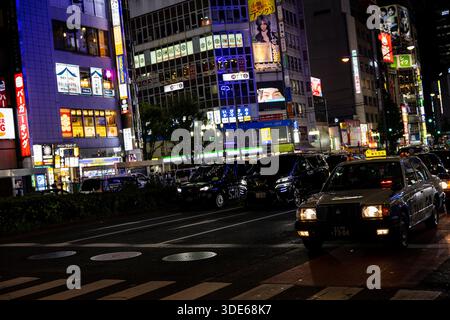 Tokyo, Giappone - 31 luglio 2025 : taxi a Shinjuku di notte Foto Stock