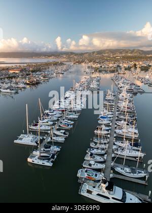 Vista aerea verticale delle barche a vela ormeggiate nel porto di Ventura, lungo la costa californiana al tramonto Foto Stock