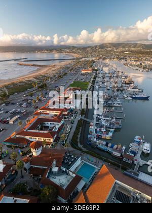 Vista aerea del Ventura Harbor Village e del porticciolo con negozi e ristoranti lungo l'acqua Foto Stock
