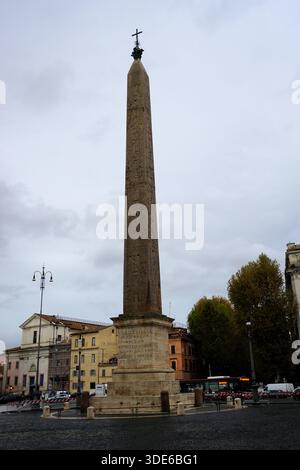 L'obelisco in Laterano è un punto di riferimento dell'antico obelisco egizio situato sulla piazza di fronte all'Arcibasilica di San Giovanni in Laterano a Roma, Italia. Foto Stock