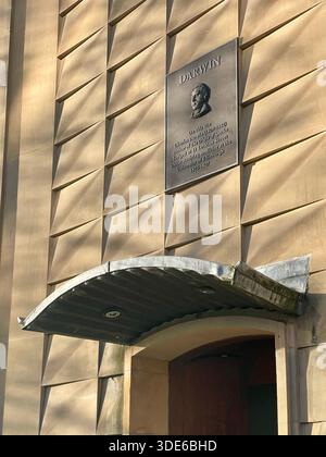 Mentre studiava all'Università di Edimburgo, Charles Darwin visse in questo indirizzo come studente dal 1825 al 1827, targa commemorativa, Edimburgo Scozia Foto Stock