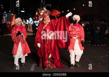 Madrid, Spagna. 5 gennaio 2026. Partecipanti ai costumi durante la Parata dei tre Re sul Paseo de la Castellana a Madrid, il 5 gennaio 2026, Spagna. (Foto di Oscar Gonzalez/Sipa USA) credito: SIPA USA/Alamy Live News Foto Stock