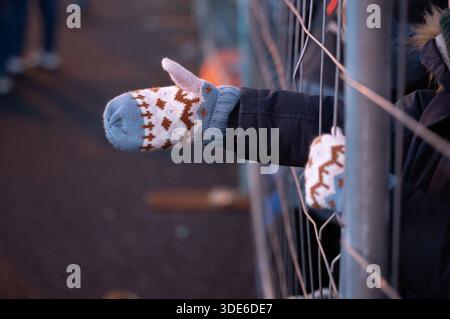 Madrid, Spagna. 5 gennaio 2026. Partecipanti ai costumi durante la Parata dei tre Re sul Paseo de la Castellana a Madrid, il 5 gennaio 2026, Spagna. (Foto di Oscar Gonzalez/Sipa USA) credito: SIPA USA/Alamy Live News Foto Stock