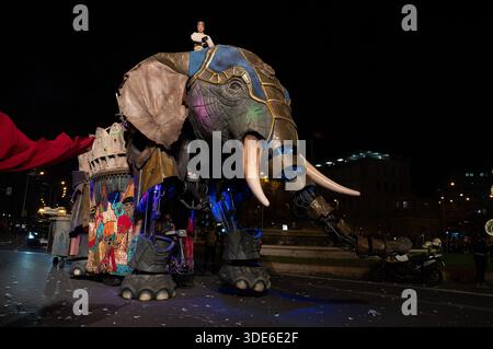 Madrid, Spagna. 5 gennaio 2026. Partecipanti ai costumi durante la Parata dei tre Re sul Paseo de la Castellana a Madrid, il 5 gennaio 2026, Spagna. (Foto di Oscar Gonzalez/Sipa USA) credito: SIPA USA/Alamy Live News Foto Stock