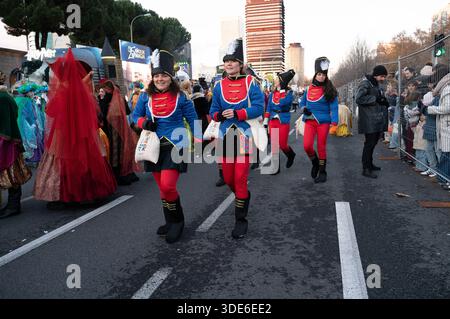 Madrid, Spagna. 5 gennaio 2026. Partecipanti ai costumi durante la Parata dei tre Re sul Paseo de la Castellana a Madrid, il 5 gennaio 2026, Spagna. (Foto di Oscar Gonzalez/Sipa USA) credito: SIPA USA/Alamy Live News Foto Stock