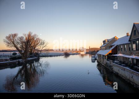 Snow at Dawn a St Ives, Cambridgeshire, Regno Unito Foto Stock
