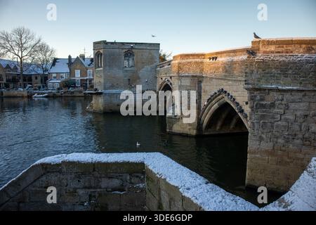 St Ives Bridge on Snowy Morning, Cambridgeshire, Regno Unito Foto Stock