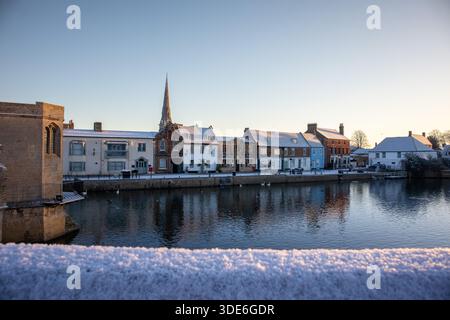 St Ives Quayside on a Snowy Morning, Cambridgeshire, Regno Unito Foto Stock