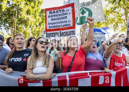 Buenos Aires, Buenos Aires, Argentina. 5 gennaio 2026. I manifestanti marciano verso l'ambasciata degli Stati Uniti in Argentina contro l'intervento militare degli Stati Uniti in Venezuela ordinato da Donald Trump. (Immagine di credito: © Delfina Corbera Pi/ZUMA Press Wire) SOLO PER USO EDITORIALE! Non per USO commerciale! Crediti: ZUMA Press, Inc./Alamy Live News Foto Stock