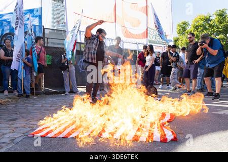 Buenos Aires, Buenos Aires, Argentina. 5 gennaio 2026. Un manifestante dà fuoco a una bandiera statunitense durante una dimostrazione contro l'intervento militare statunitense del Venezuela ordinato da Donald Trump. (Immagine di credito: © Delfina Corbera Pi/ZUMA Press Wire) SOLO PER USO EDITORIALE! Non per USO commerciale! Crediti: ZUMA Press, Inc./Alamy Live News Foto Stock