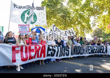 Buenos Aires, Buenos Aires, Argentina. 5 gennaio 2026. I manifestanti marciano verso l'ambasciata degli Stati Uniti in Argentina contro l'intervento militare degli Stati Uniti in Venezuela ordinato da Donald Trump. (Immagine di credito: © Delfina Corbera Pi/ZUMA Press Wire) SOLO PER USO EDITORIALE! Non per USO commerciale! Crediti: ZUMA Press, Inc./Alamy Live News Foto Stock