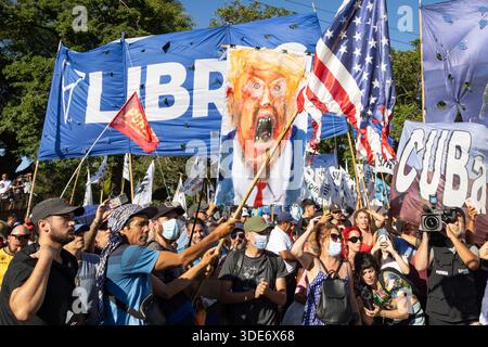 Buenos Aires, Argentina. 5 gennaio 2026. Manifestanti durante una manifestazione fuori dall'ambasciata degli Stati Uniti in Argentina contro l'intervento militare degli Stati Uniti in Venezuela ordinato dal presidente Trump. (Immagine di credito: © Delfina Corbera Pi/ZUMA Press Wire) SOLO PER USO EDITORIALE! Non per USO commerciale! Crediti: ZUMA Press, Inc./Alamy Live News Foto Stock