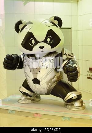 Panda robotico in posa kung fu Foto Stock